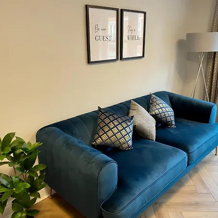 Luxury Riverside Centre Apartment *