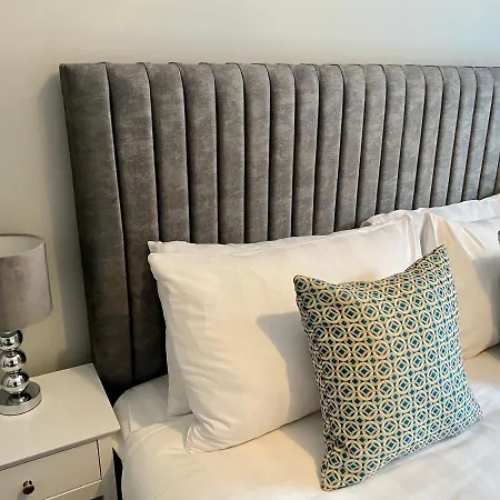 Luxury Riverside Centre *